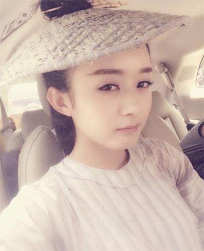 看看女星們花式戴草帽的帽子戲法！